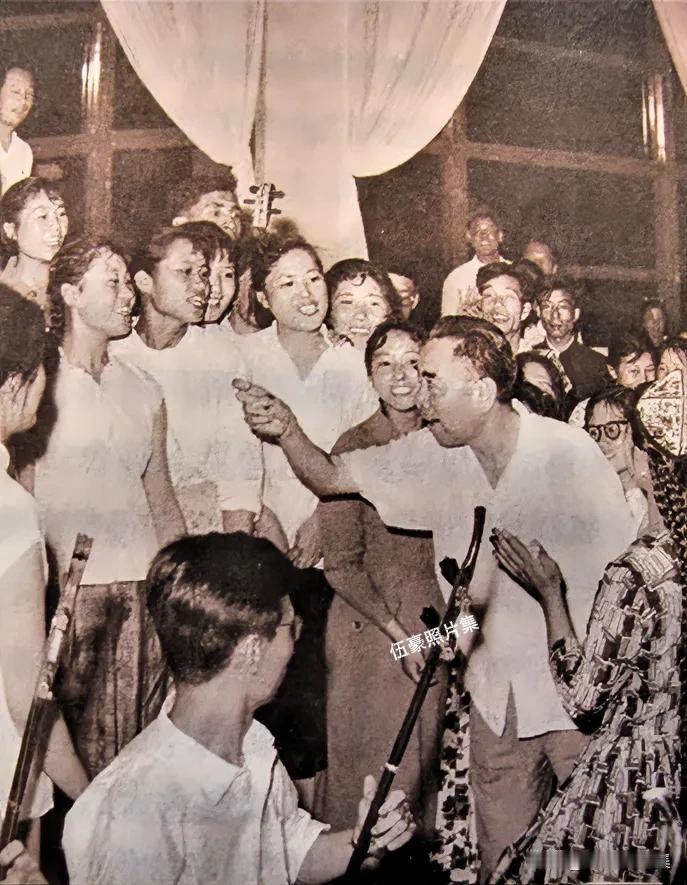 1965年7月30日，乌鲁木齐，当时周总理正在新疆考察（7月3日-8月1日），7