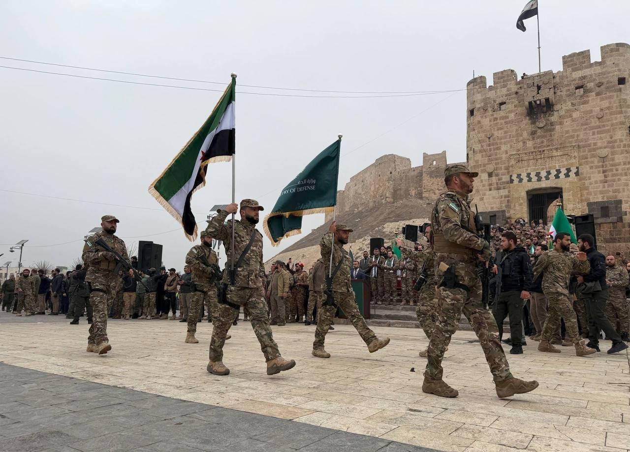 如何评价叙利亚11天革命胜利（阿萨德亡国）一周年？
阿勒颇城堡胜利阅兵
德拉市解