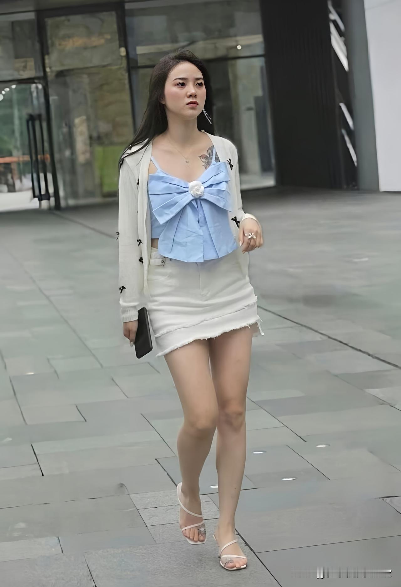 夏日穿搭指南：清新蓝白搭配，轻松出街