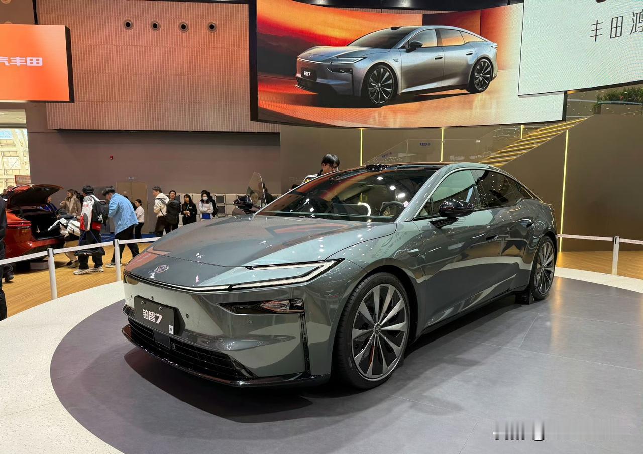 广汽丰田铂智7在广州车展首秀即掀起热议，以20万级定价整合百万级豪华配置与本土化