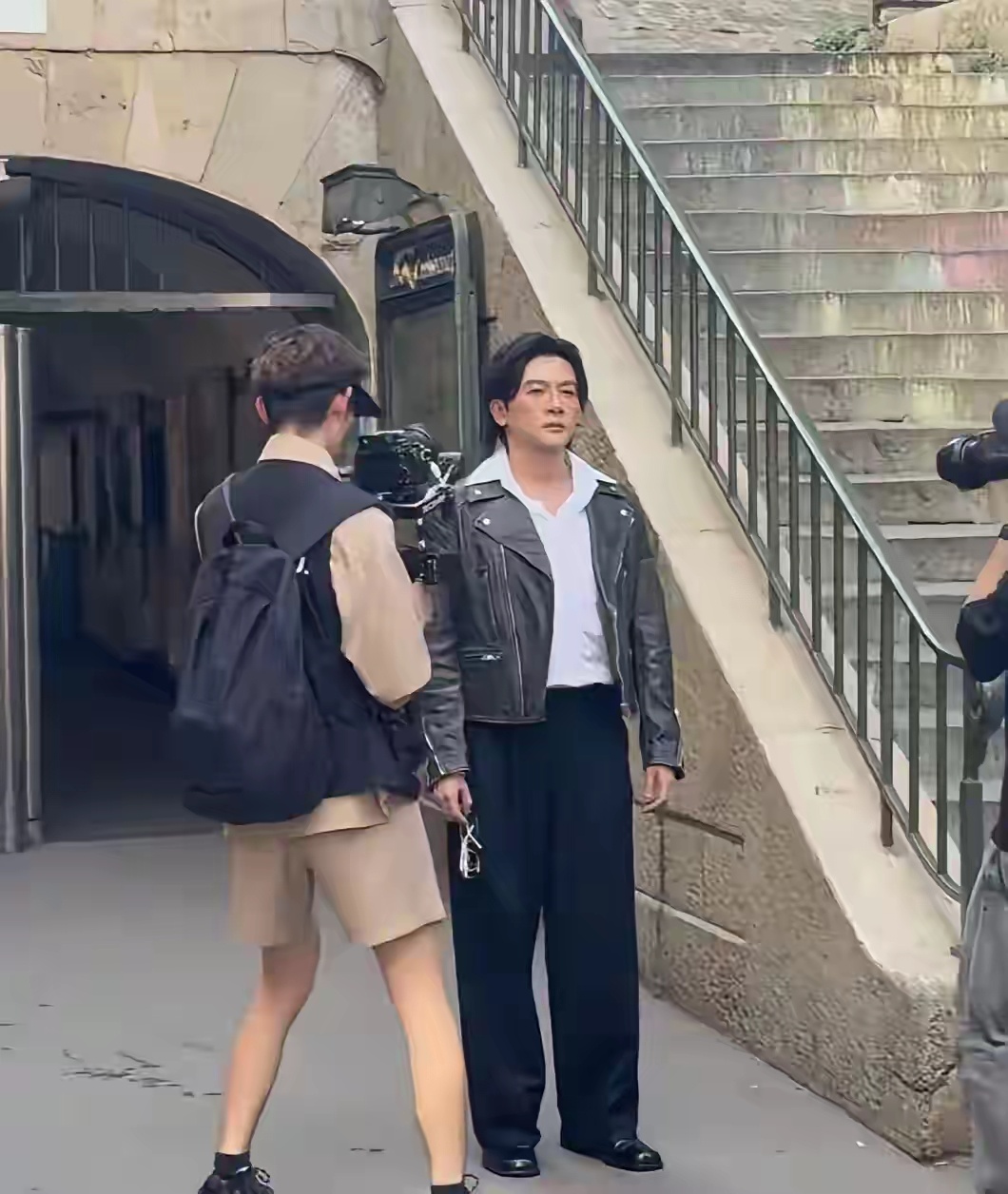 苏有朋在巴黎被网友偶遇，第一眼真没认出来，这妆画得也太重了吧，看着像换了张脸，还