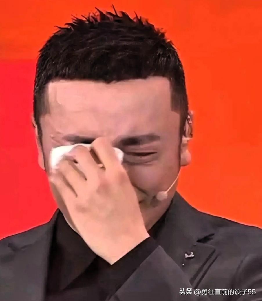 尼格买提凌晨两点逃离北京的背影，看得人心里发酸。

那个在春晚舞台上雷打不动、永
