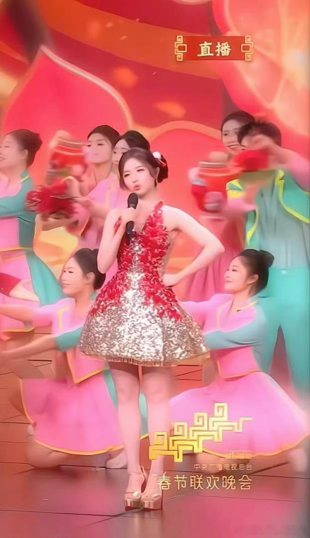李兰迪善财童女 被李兰迪的善财童女美晕！红金渐变裙精致又喜庆，舞台上摇头晃脑超萌