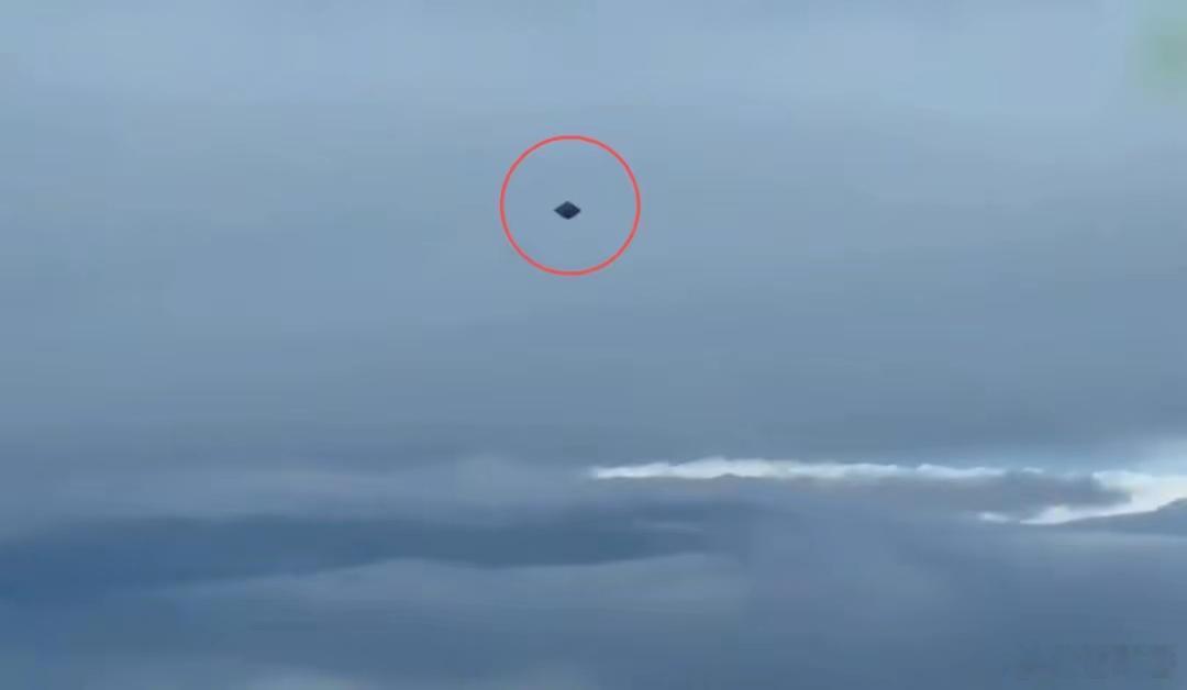 UFO高速飞过墨西哥城上空UFO定理：只要是UFO视频，就没有一个清晰的每次看到