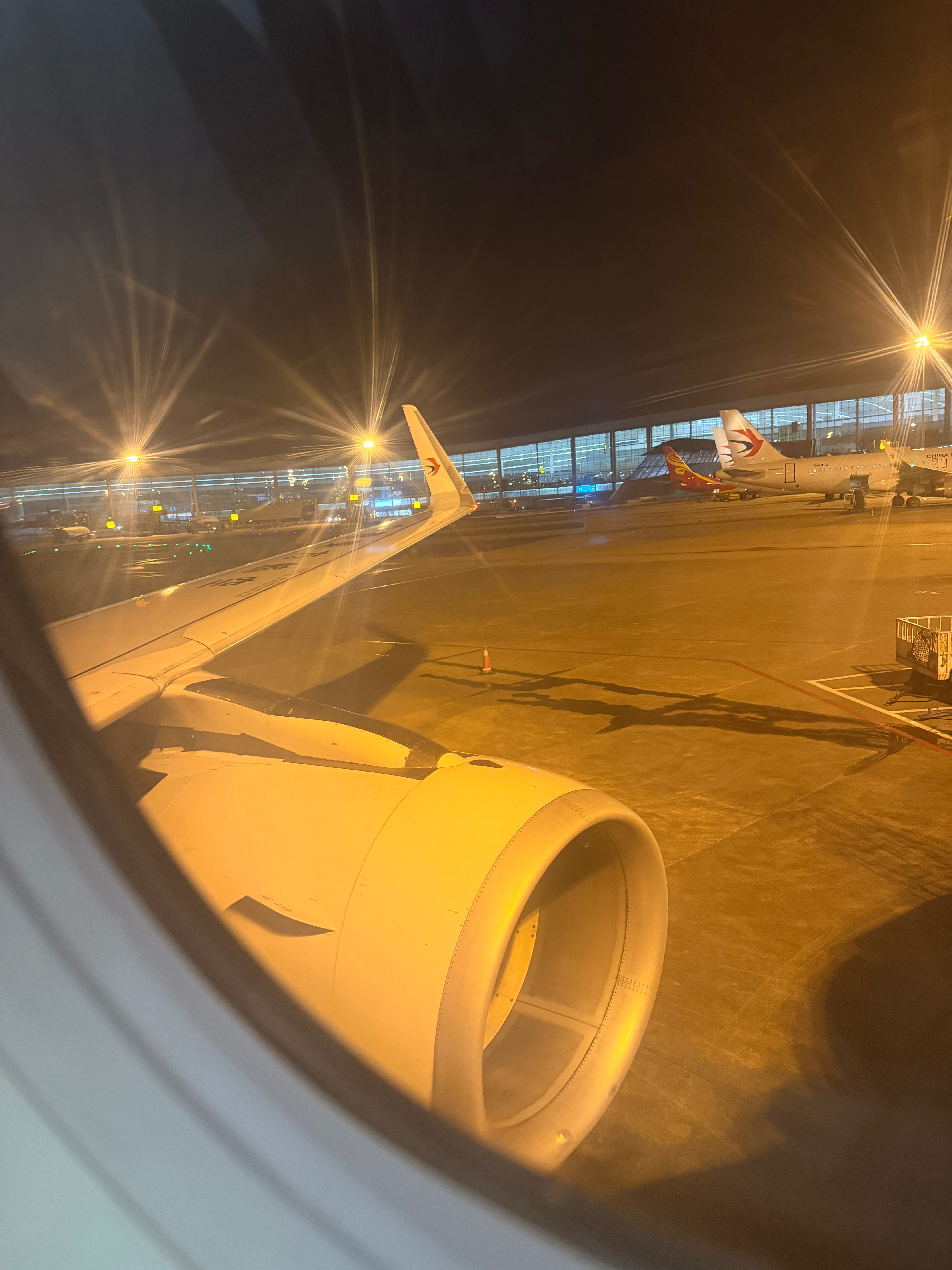 晚班机✈️回合肥啦！我还光腿穿着裙子……  ​​​