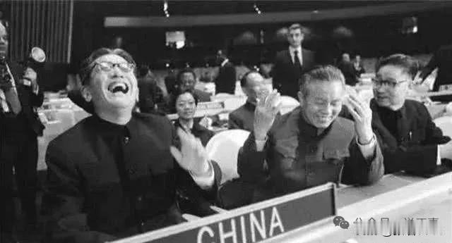 1971年，中华人民共和国恢复获得联合国席位。在安理会主席宣布邀请中华人民共和国