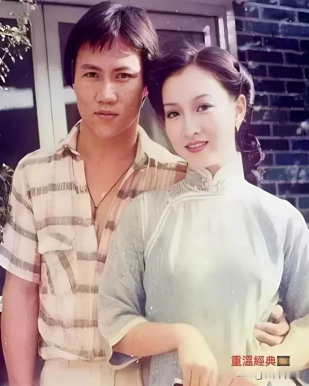 上世纪80年代初，香港两个著名的男女演员的合影。
这个男的看起来好面熟，他在70