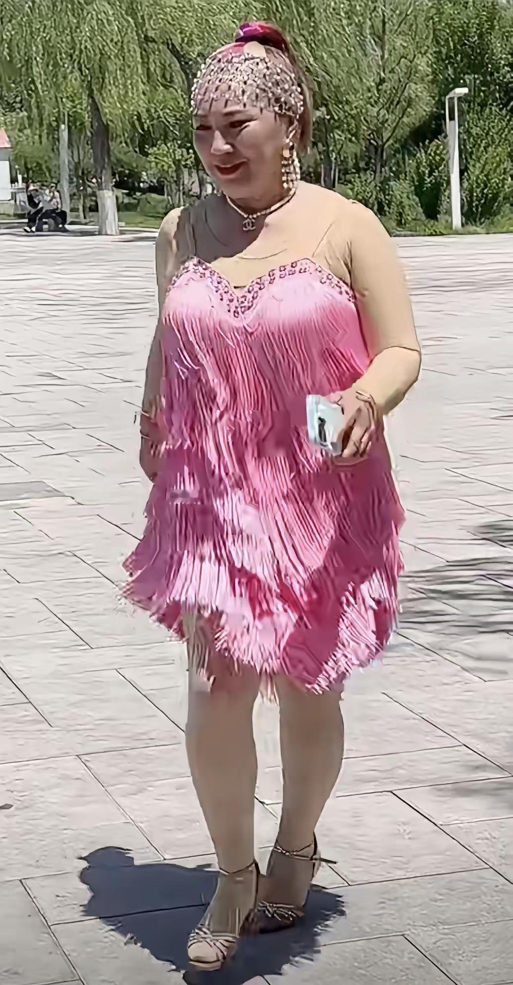 估计这位大姐这是刚跳完舞回来，这身打扮，飘飘欲仙，头上还戴着发箍，从心里感觉美的