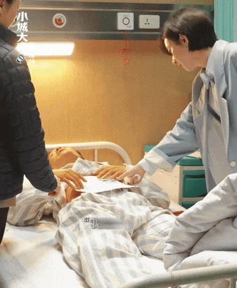 赵丽颖一句话扎到黄晓明 黄晓明演郑德诚住院那场戏，撩病号服看肚子还光速拿纸遮腹肌