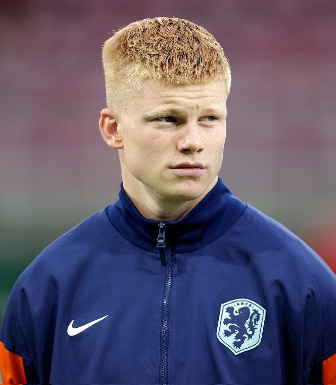 阿斯报：皇马目前正在分析是应该签下一名经验丰富的中场球员，还是一名年轻的天才球员