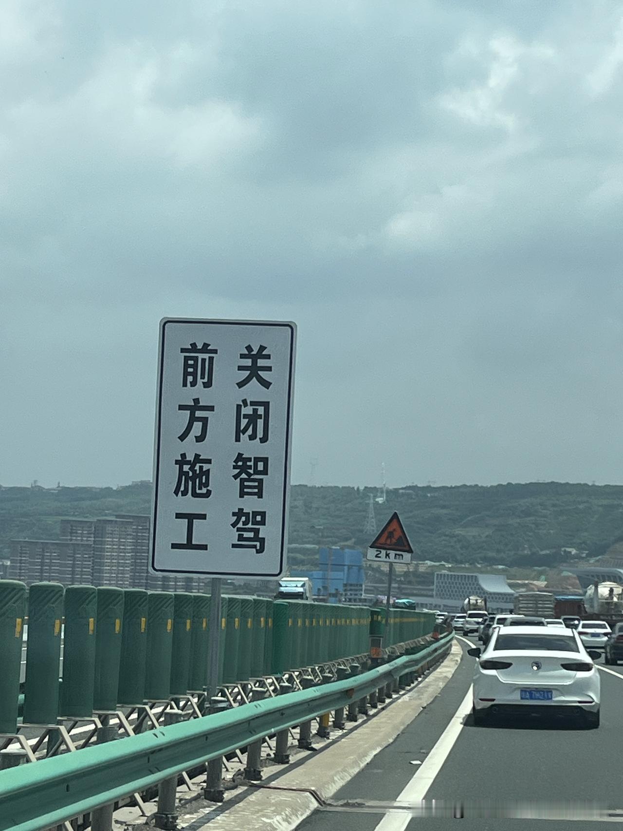 智驾究竟是真智能，还是徒有虚名？开车时双手无需操控，大脑也无需时刻紧绷，甚至未来