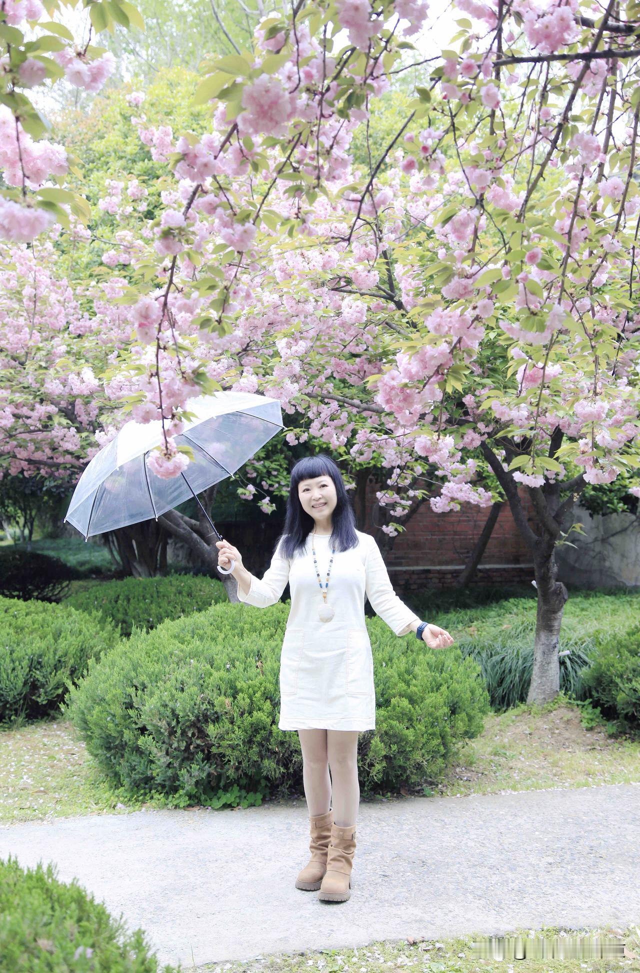 暮春的风掠过斛兵塘水面，把满树樱花揉成了浮动的粉云。
昨天下午收盘后，我来到了合