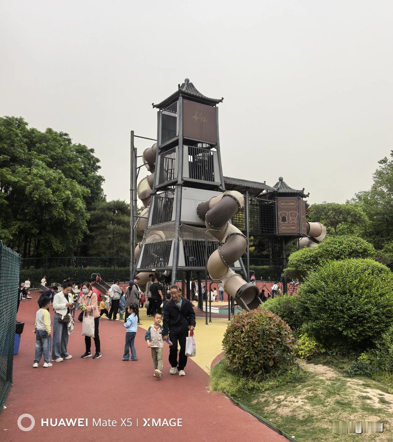 环城西苑附近的儿童乐园，着实是闲暇时带孩子游玩的好去处。沿途风景更是美不胜收，既