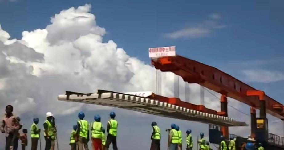 非洲的电网是中国拉的，互联网基站是中国建的，手机也都是中国出的，可当他们打开手机