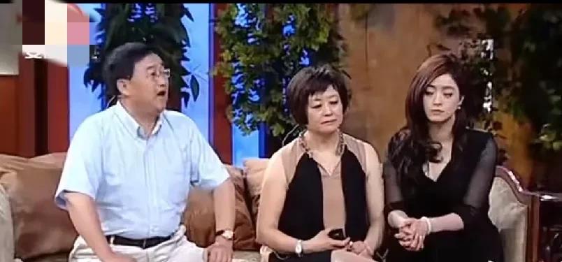 蒋欣以前带爸妈上节目，一家三口同框才发现都好与众不同！

蒋爸爸戴黑框眼镜，儒雅