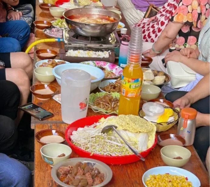 “这脸往哪儿搁啊！”浙江杭州，58岁丝绸厂老板庆祝外孙降生，回村摆长桌宴请全村8