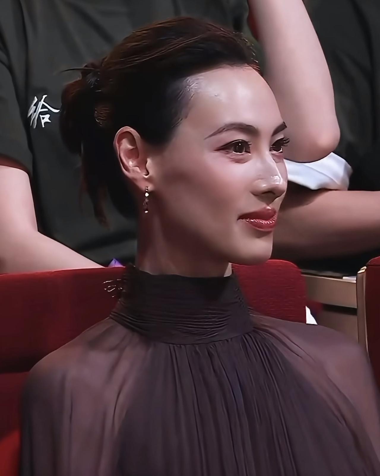 梁洛施好美啊…网友说这是顶级骨相
“皮贴骨，耳高于眉，女生男相”