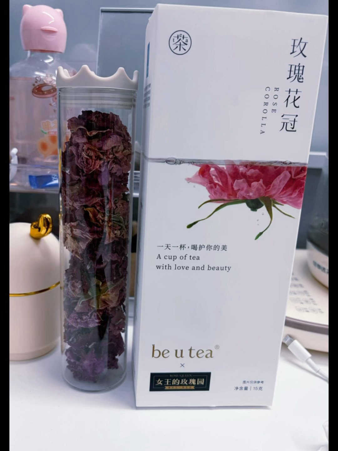 我觉得这个玫瑰花茶好香，就算玫瑰花被关在瓶子里面，附近也能闻得到它的味道，我都懒