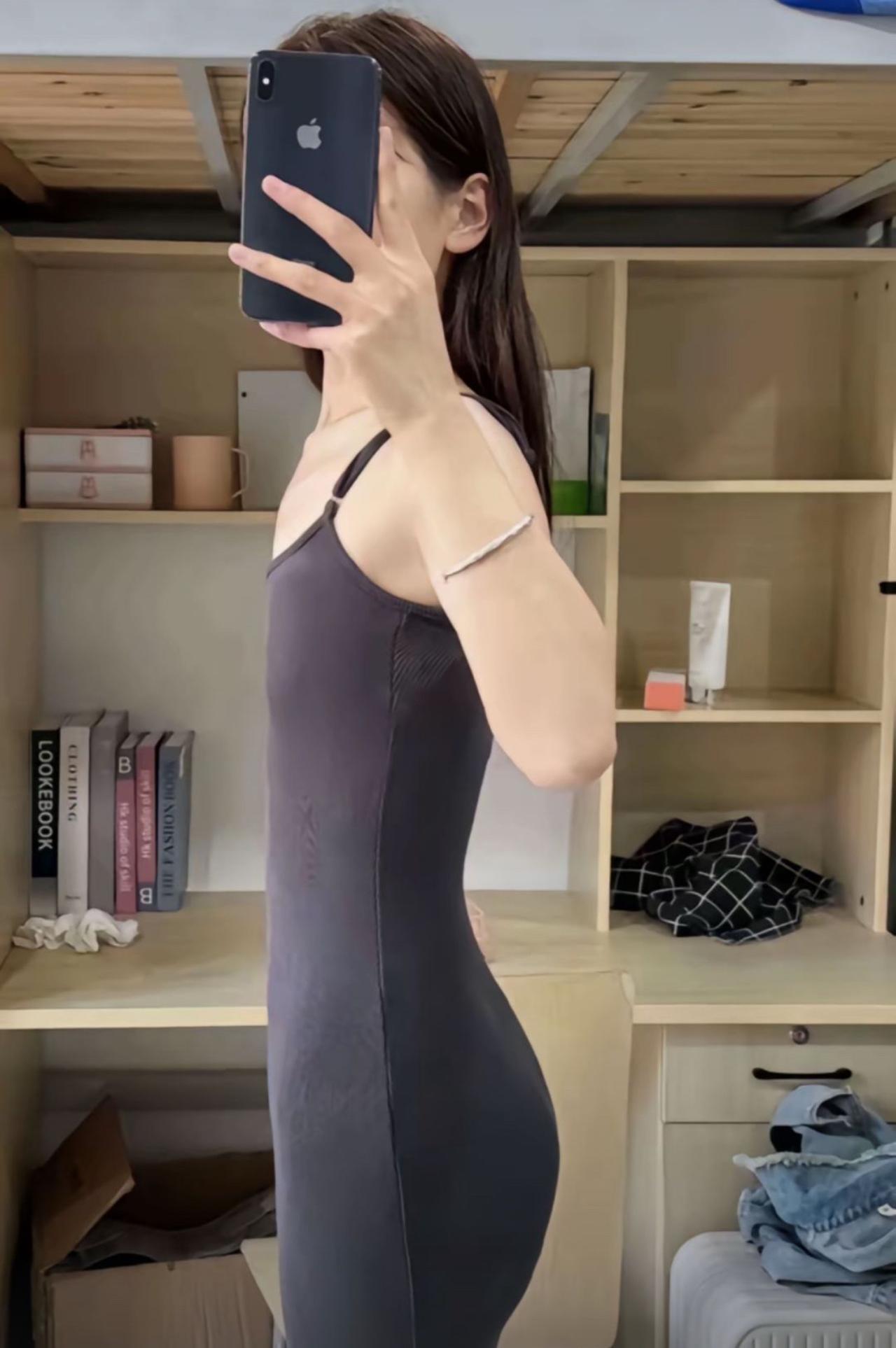 闺蜜发这张自拍给我，说练了仨月普拉提终于出效果了，让我夸她手臂线条绝了。我盯着那