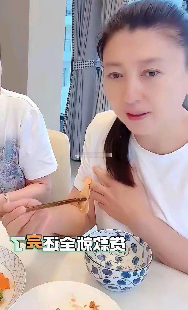 闫学晶说她要是有一个亿该多好，真是不知天高地厚。啥身份啊！拍了几部戏，唱了几年二