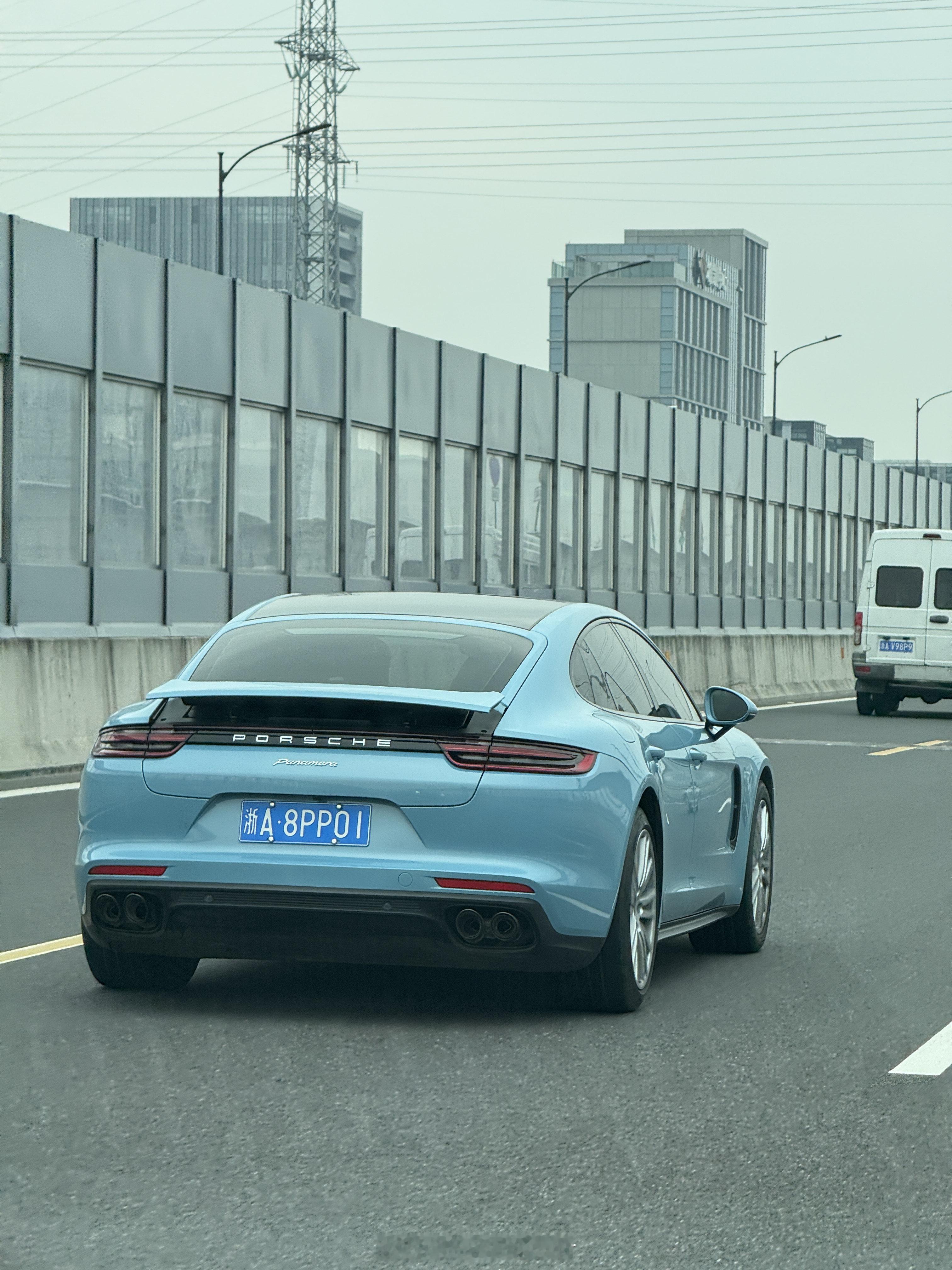 这车现在得有五六个儿子了吧可惜都不是亲儿子都是硬贴上来的干儿子❄️❄️❄️浅蓝色