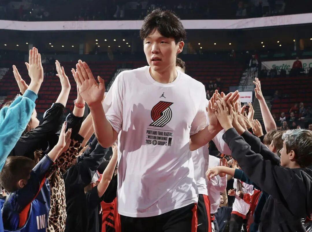 可发一笑！杨瀚森被下放发展联盟，蹦出一群“懂球帝”指点迷津，大肆报道，奔走相告，