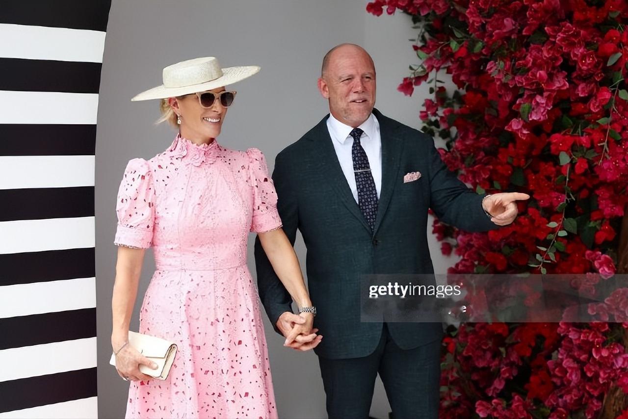 扎拉在黄金海岸参加赛马日活动[啤酒]
这对恩爱夫妻还在澳大利亚玩儿，
马术运动本