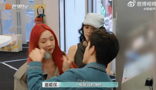 李佳琦[超话]李佳琦给易梦玲试妆 李佳琦也太会了吧！易梦玲要深色口红，他直接上手