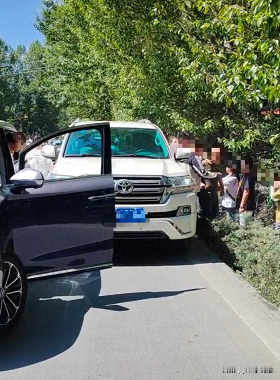 四川，某车道上，几十辆车排长龙苦等一个多小时，突然，一辆白色丰田不耐烦了，猛地越