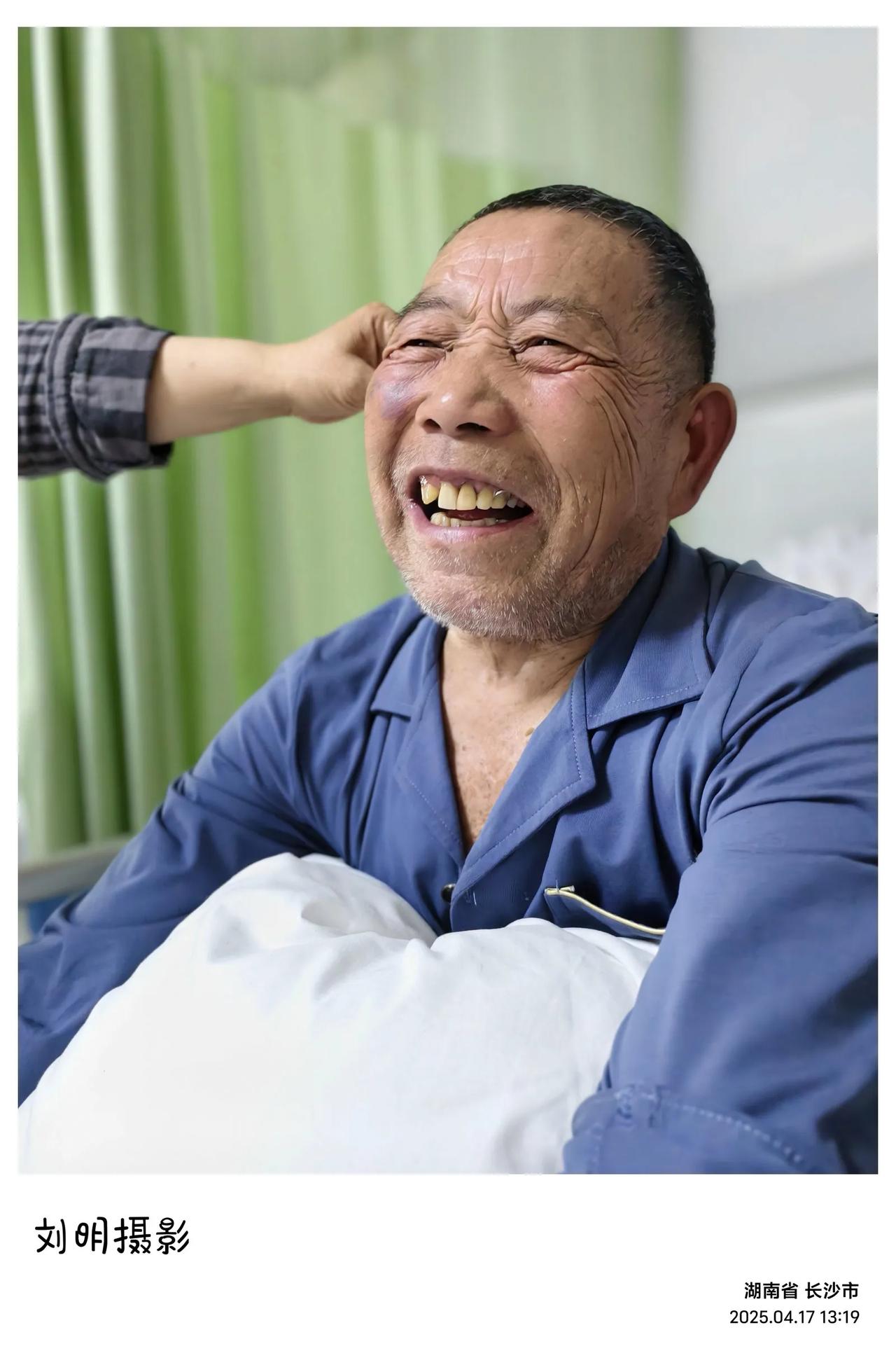 今天是父亲在长沙住院第六天，看着他身体恢复得越来越好，脸上也终于露出了久违的笑容