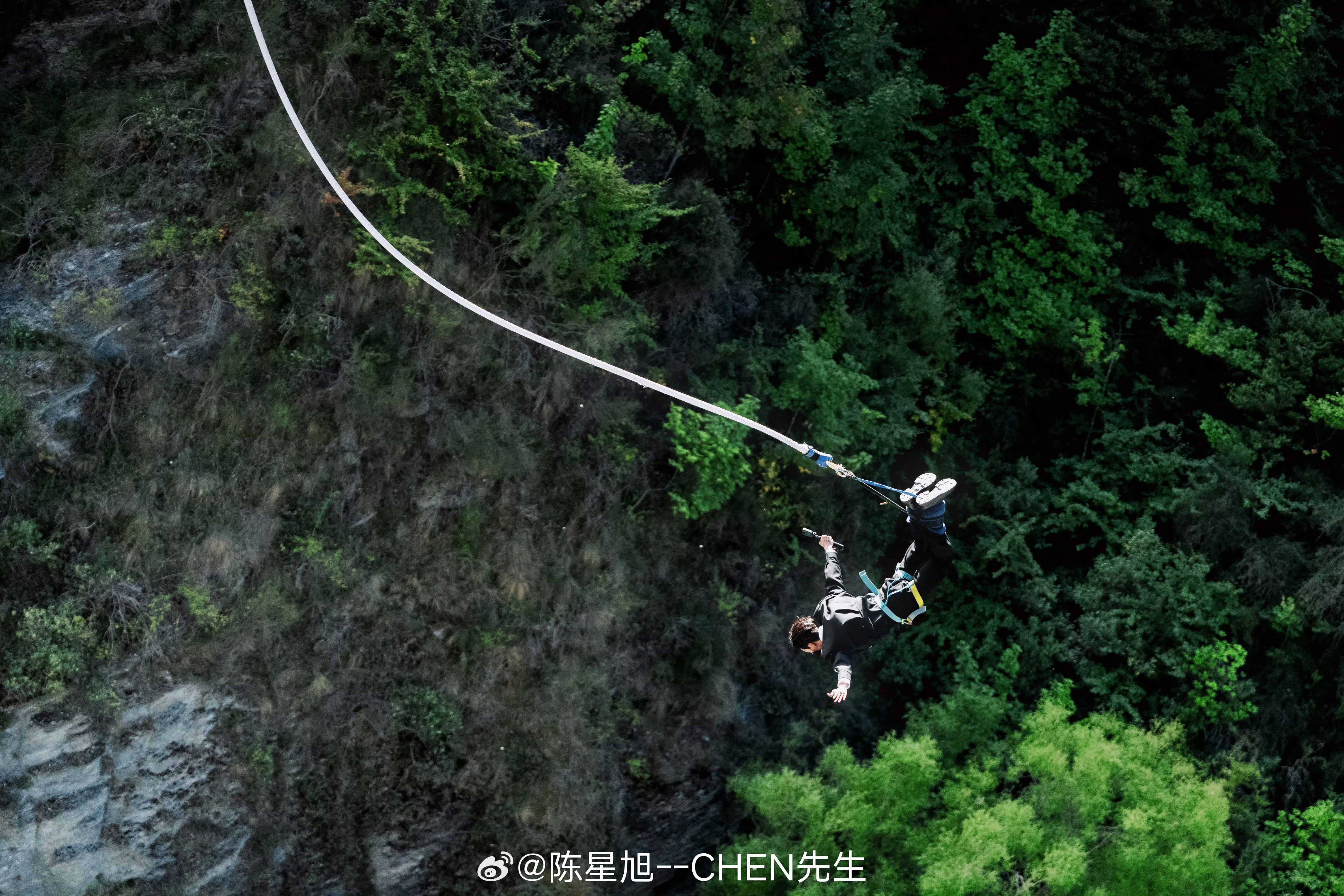 想跳就跳了，毫不犹豫。不需要任何人来“安慰”。陈星旭强大，热烈，自由，勇敢。 