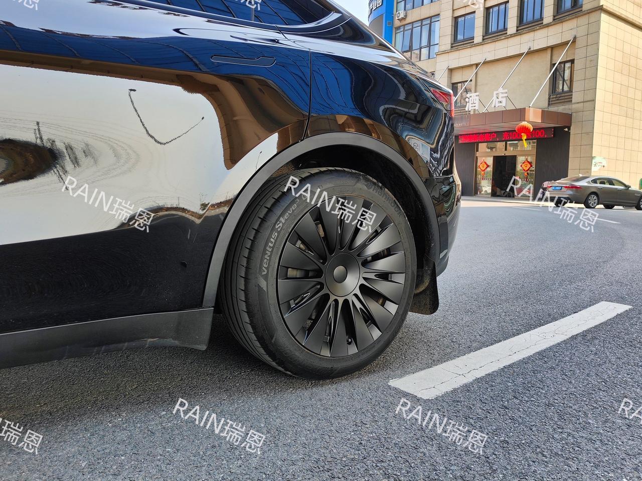 特斯拉19寸轮毂上新。modely19寸轮毂盖来了，“太阳神款” 双材质背面采用