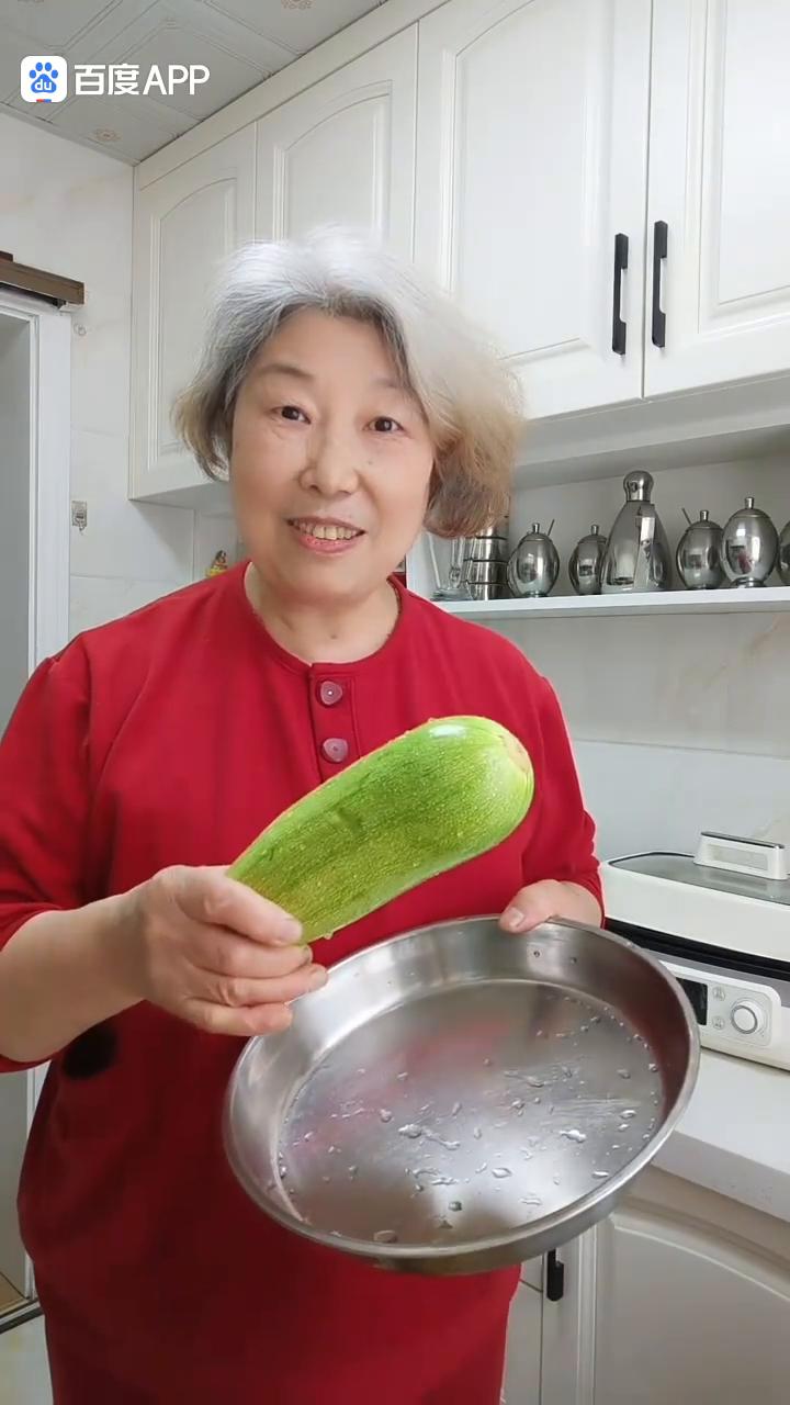 今天就这一个小角瓜就够我吃的了，我是准备用它来做一个发面的大蒸饺。
·先和点面，