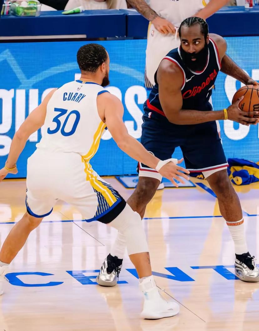 美媒评选NBA十大绝技，哈登的后撤步上榜，罗斯不减速变向和麦迪干拔榜上无名。
榜