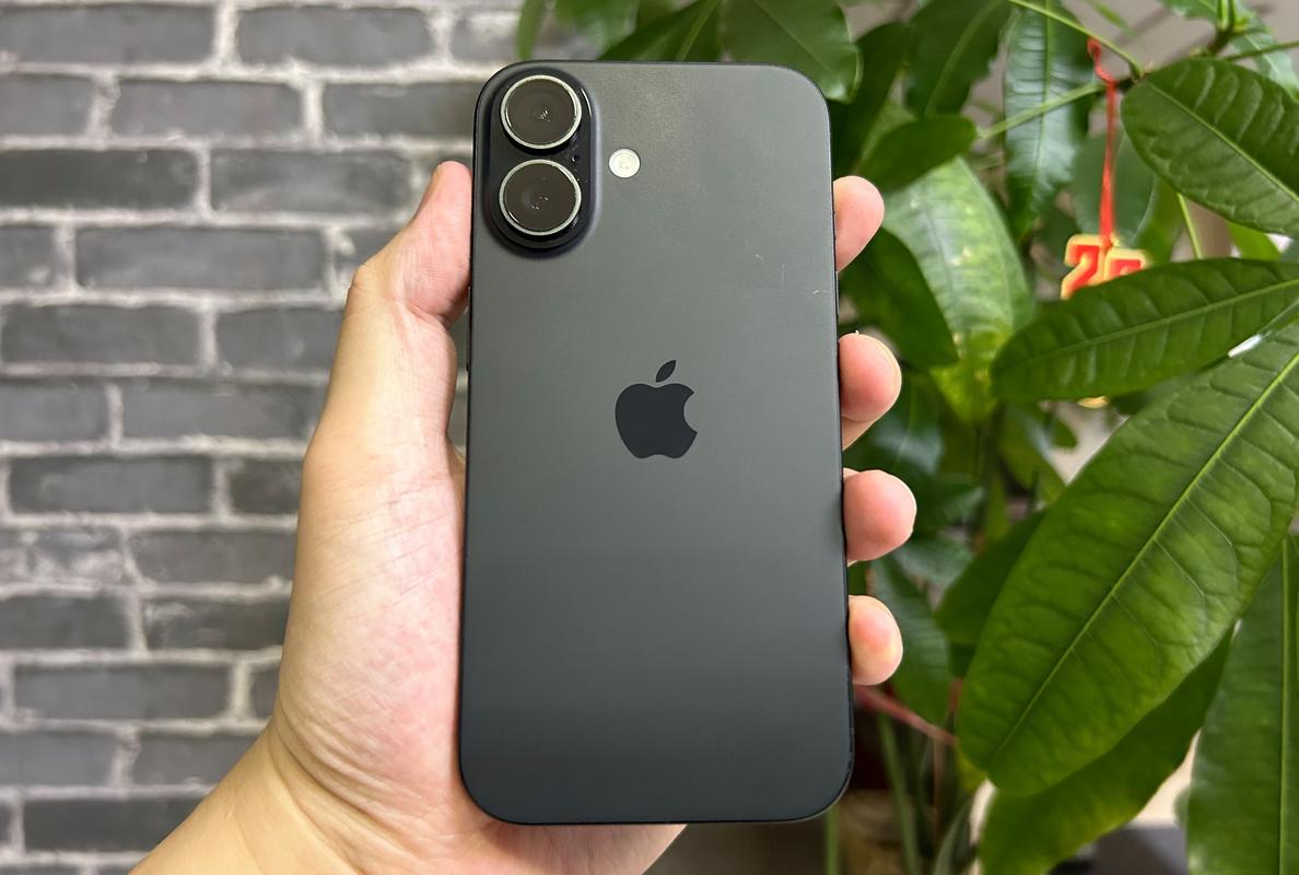 现在的小屏机放到2014年，是妥妥的庞然大物。

2014年，三星Note4上的