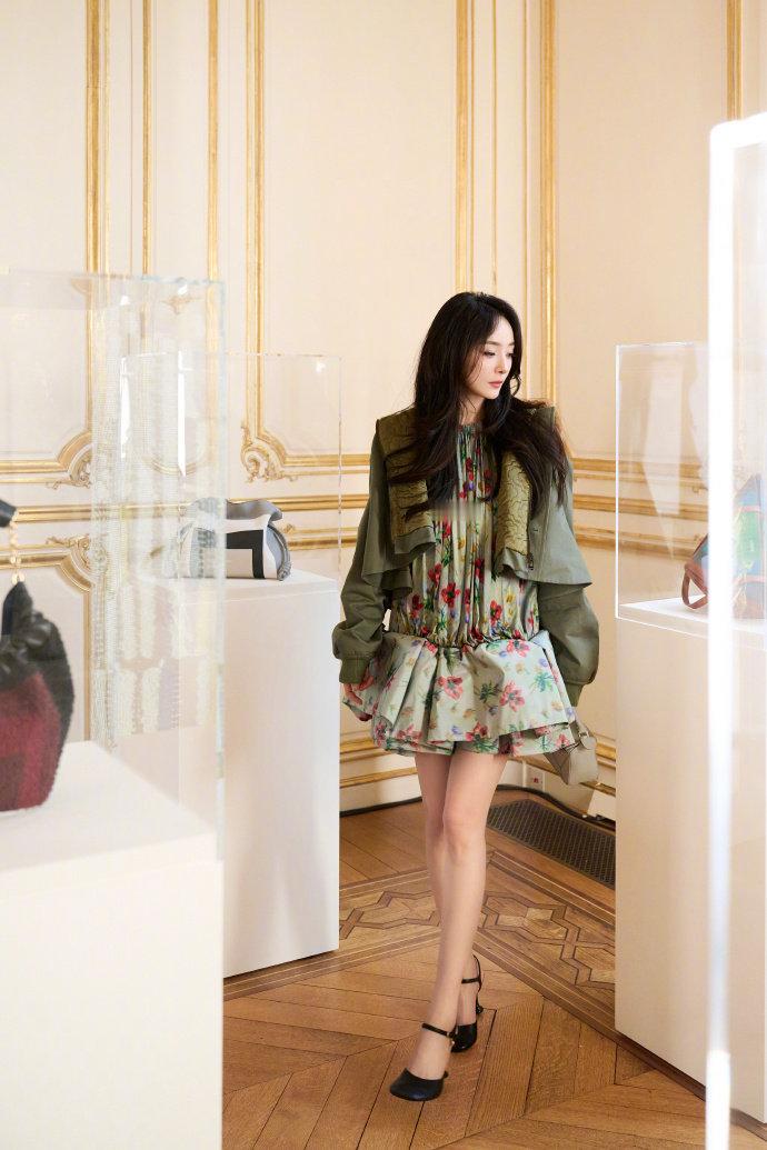 杨幂极具设计感的搭配巴黎参展美得很轻松 ​​​