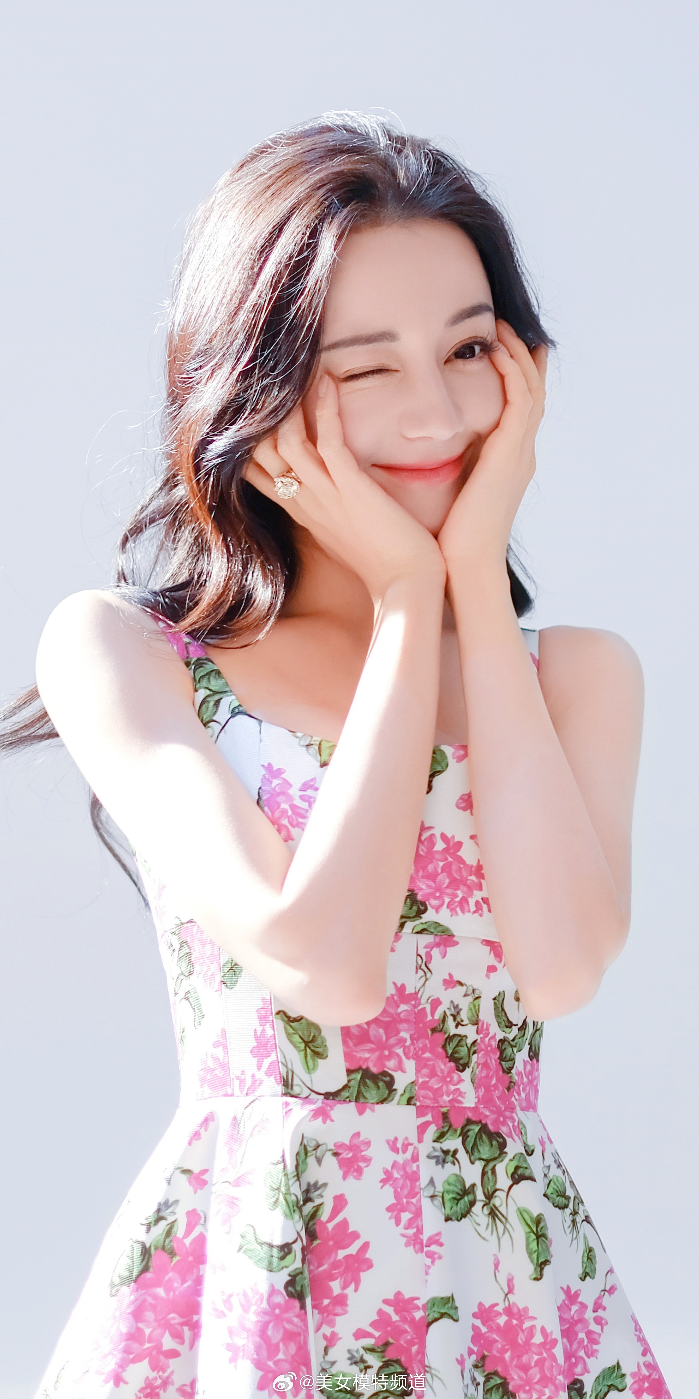 迪丽热巴花儿与少年一身粉色花朵 