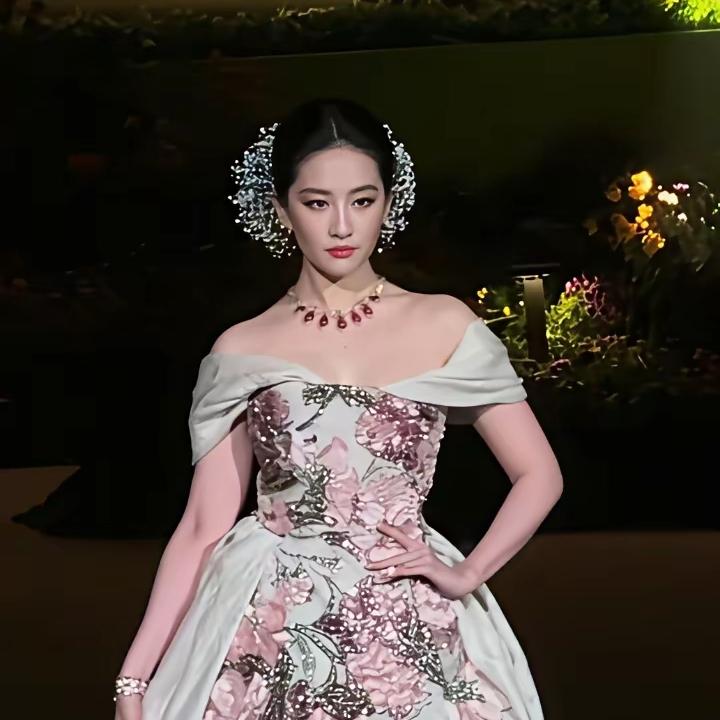神仙姐姐刘亦菲的美貌也太能打了！这就是颜值权威，没二话[比心]！我还以为Vogu