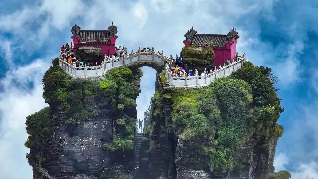 世界自然遗产地贵州梵净山的金顶建筑外墙在维修时被涂成了红色，而此前这两座殿颜色为