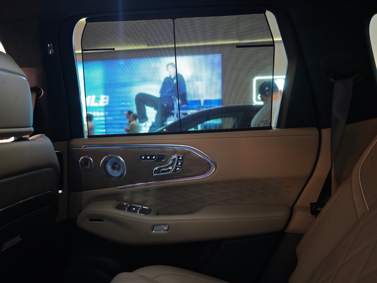 极氪8X的这些点，我估计是能精准压在很多传统燃油车车主对一台新能源大五座SUV的