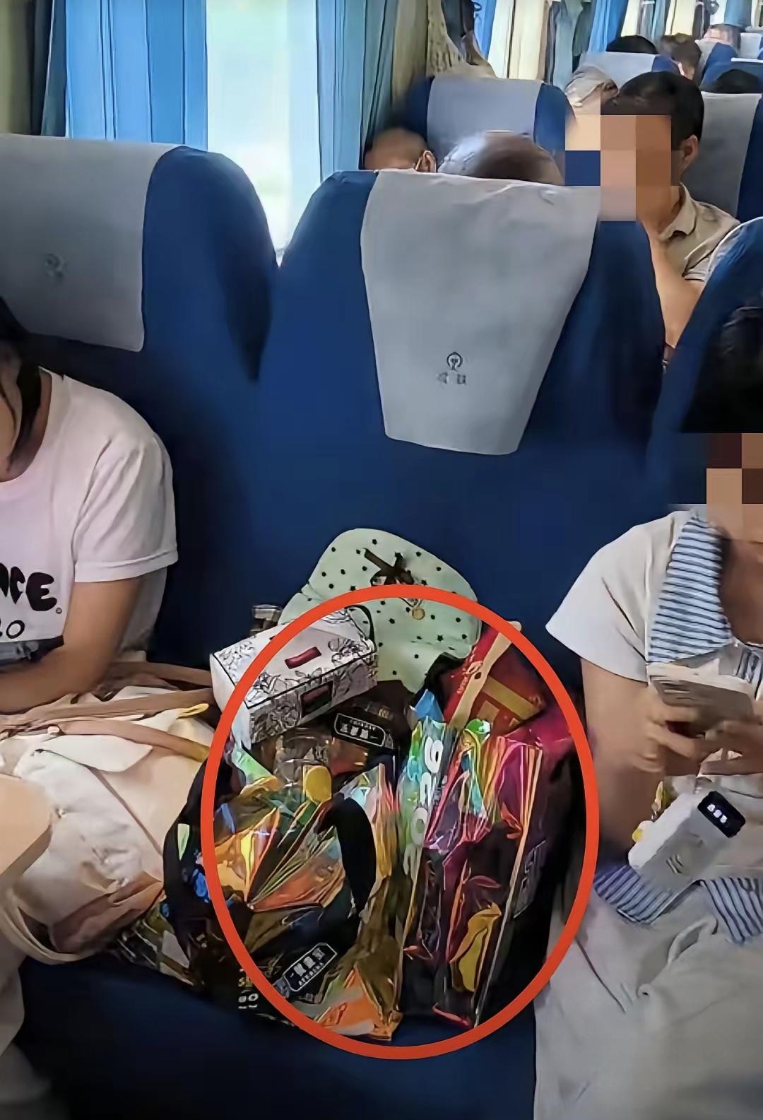 小屁孩拿着你的东西起来，把你的座位让给我，没看我站累了吗？这么不会看眼色你妈怎么