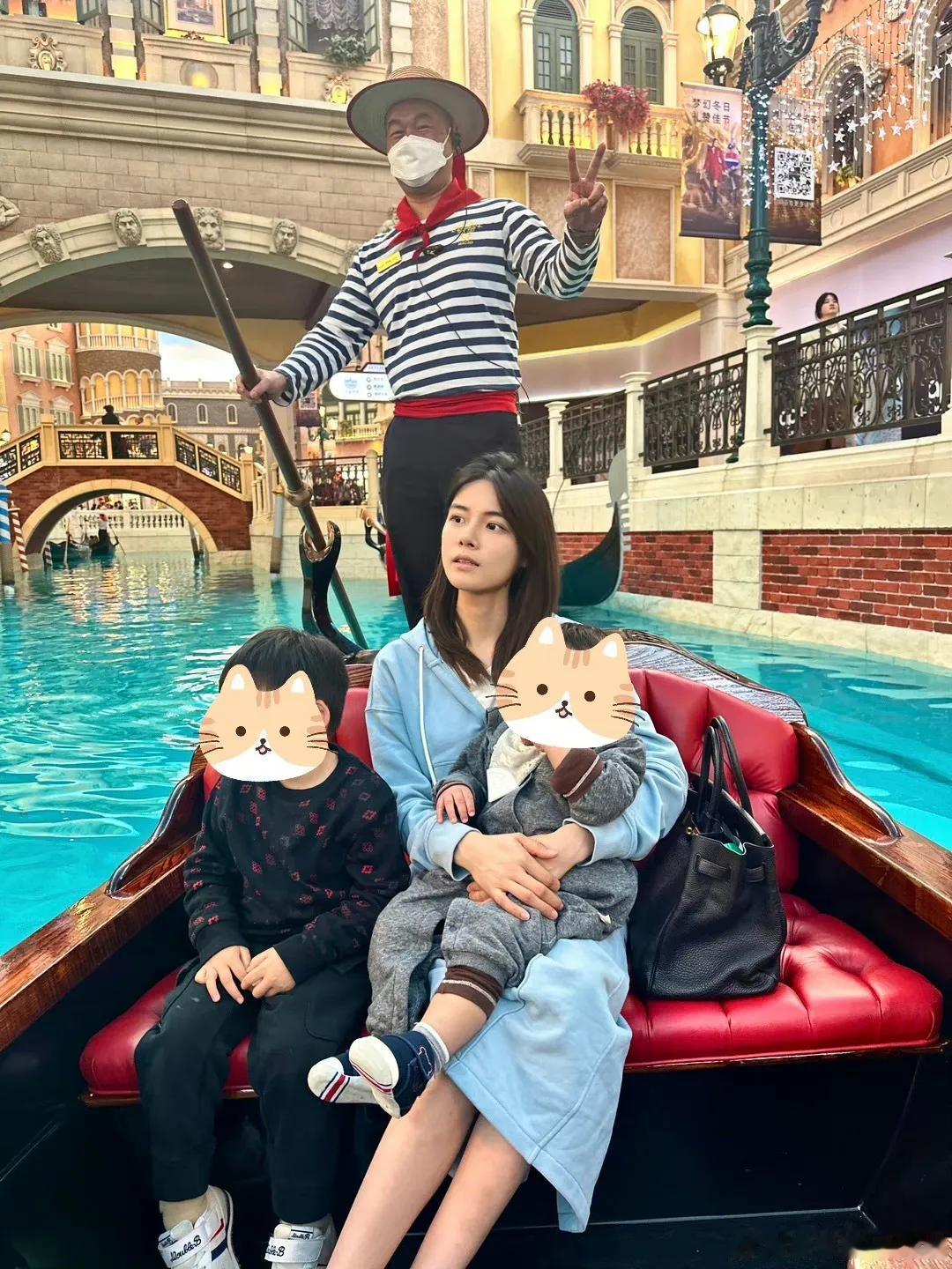 苏醒老婆廖语辰带着两个儿子去澳门玩了，苏醒的两个儿子这么大了！