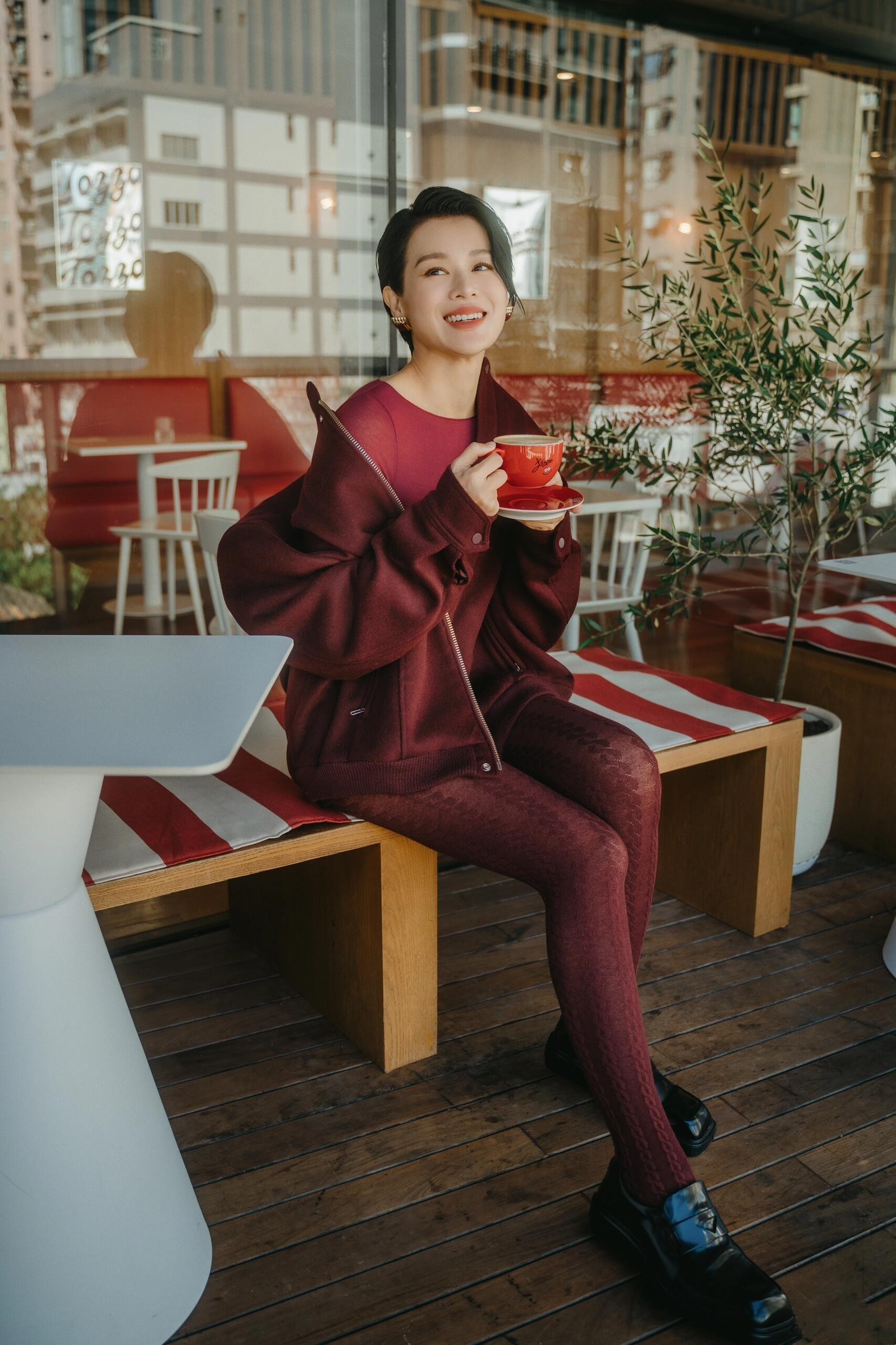 胡杏儿，冬日安可拉红穿搭，短发干练优雅。胡杏儿