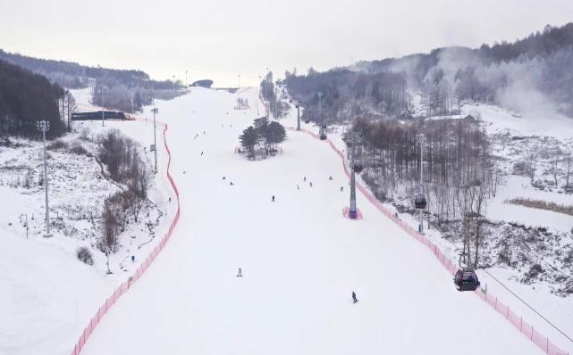 随着冬季的脚步日益临近，我国北方各大滑雪场纷纷摩拳擦掌，为滑雪爱好者们的到来做好