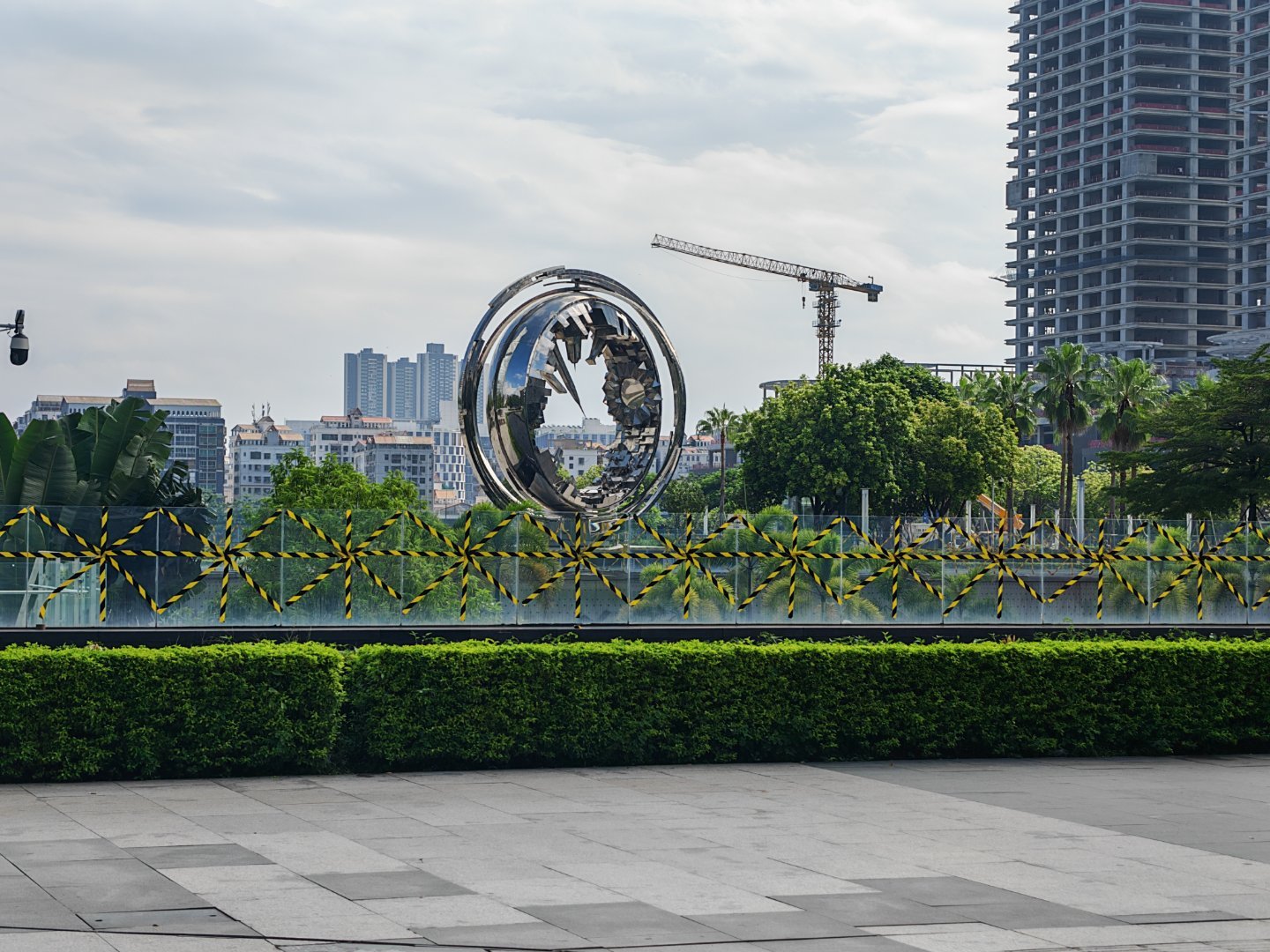 桦加沙登陆地点确认就连深圳北站门口的玻璃护栏，保安也都用胶带给固定上了，为了桦加