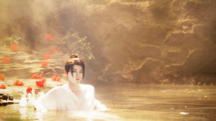 周翊然 这是我不花钱就能看的吗 他宛如从古代画卷中走出的美男，在波光与光影交织里