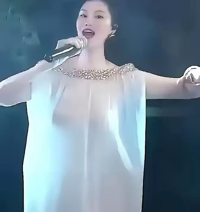 今年央视晚会看完，
满脑子就一个问号：这到底是晚会，还是科技与时尚的创新秀场？