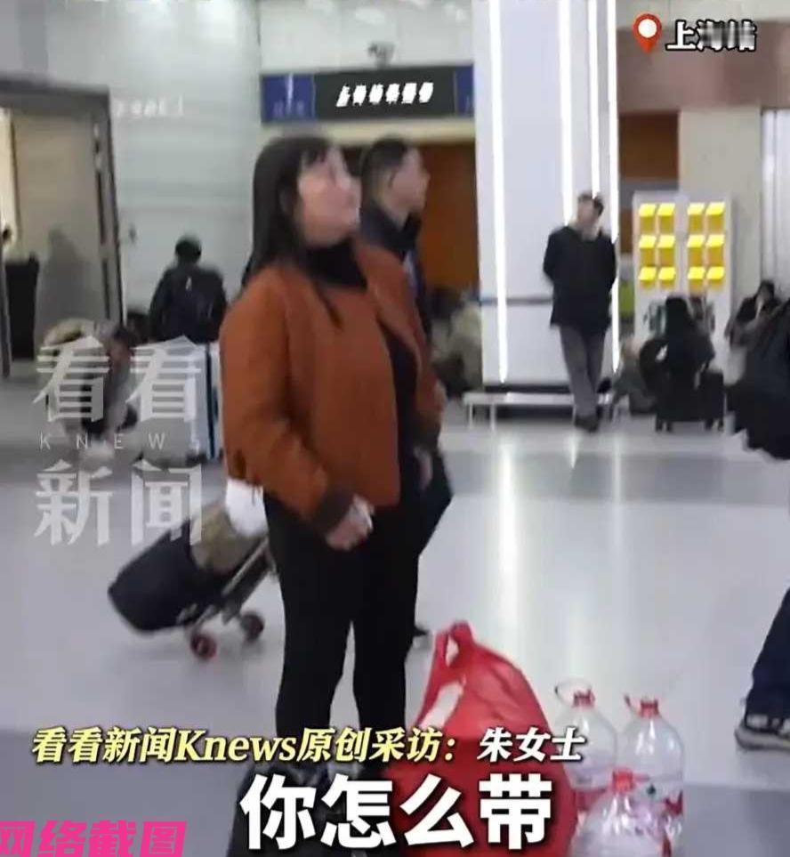 上海有女子在火车站等候坐火车回家过年，但女子携带行李有点简单，两个小包且包旁还有