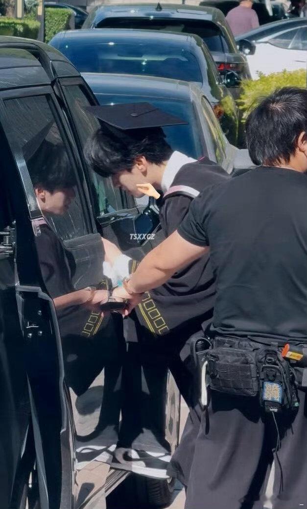 严浩翔没拍上毕业合照捏捏脸颊肉 