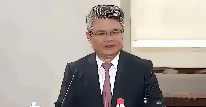 这个人你怎么看？他可是原中国人民银行的副行长呀！头发灰白，年龄50到60，脸上有